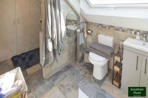 EN-SUITE/WALK IN CLOSET