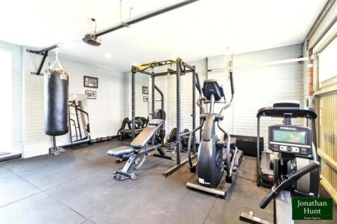 DOUBLE GARAGE/GYM