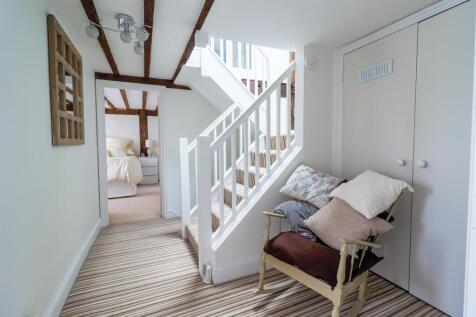 FIRST FLOOR LANDING