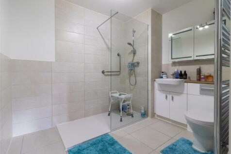 EN-SUITE SHOWER ROOM