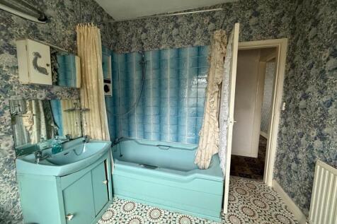 bathroom2.jpg