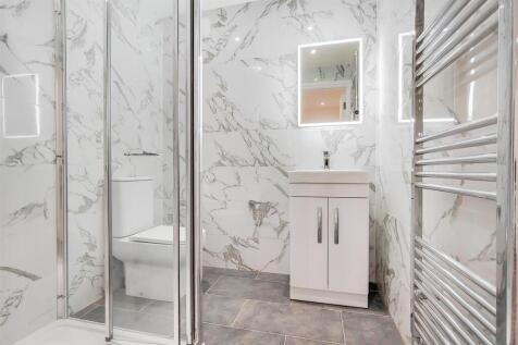3_Main Ensuite-0.jpg