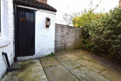 Rear Courtyard Garden pic1