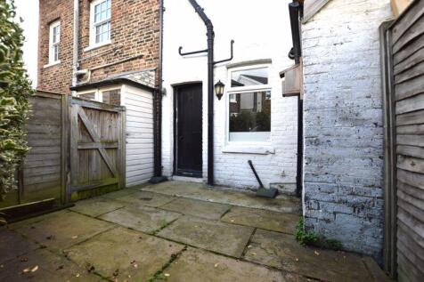 Rear Courtyard Garden pic2