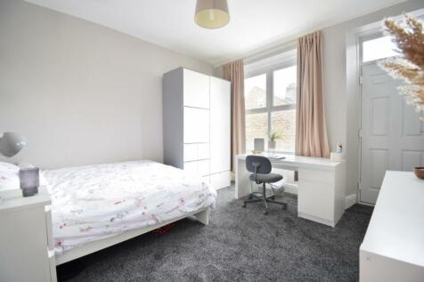 Student-letting-agent (Medium).JPG