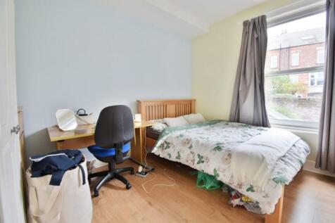 Bedroom 1 (Medium).jpg