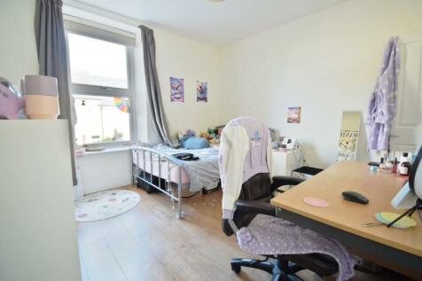 Bedroom 2 (Medium).jpg