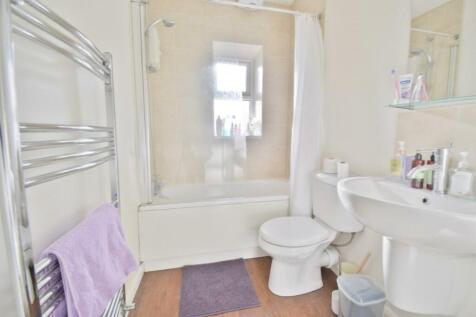 Bathroom 1 (Medium).jpg