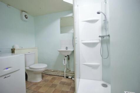 Student-lets-bathroom 5.JPG