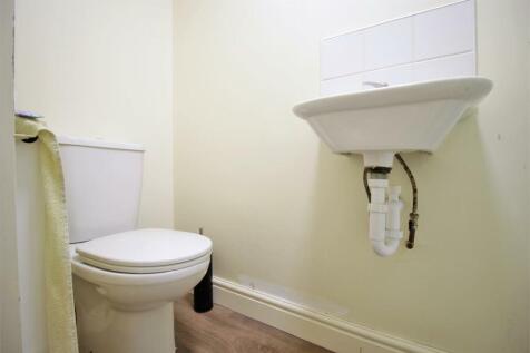 Student-letting-agent-bathroom 5.JPG