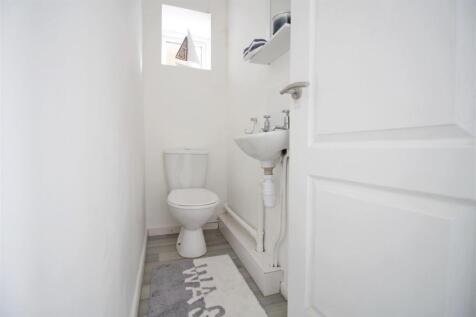 Student-property-sheffield-toilet 1.JPG
