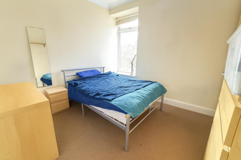 First floor rear bed.png