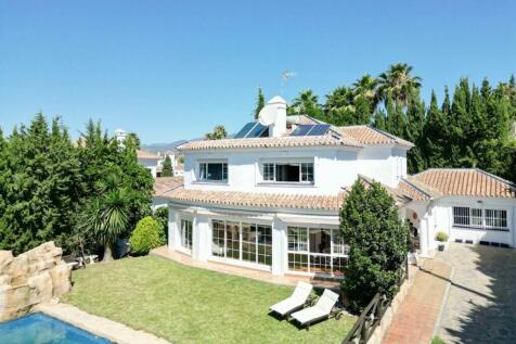 Villa &amp; Driveway