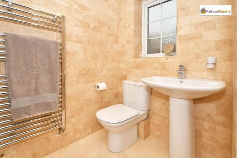 EN-SUITE SHOWER ROOM