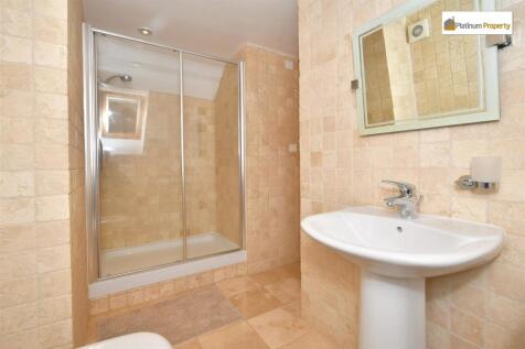 EN-SUITE SHOWER ROOM