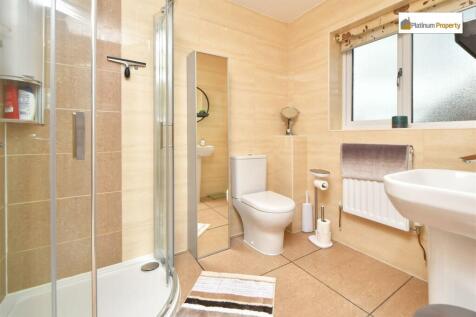 EN-SUITE SHOWER ROOM