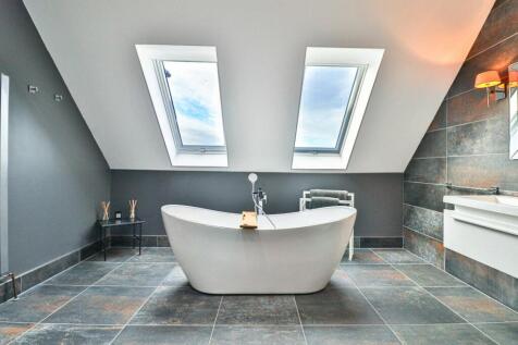 En-suite to bedroom 1