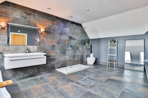 En-suite to bedroom 1 II