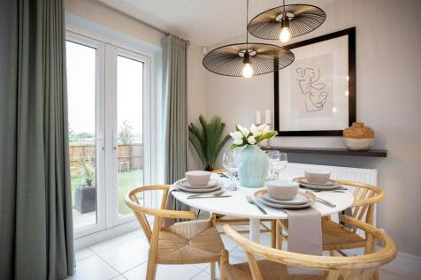 A welcoming space for family meals and entertaining