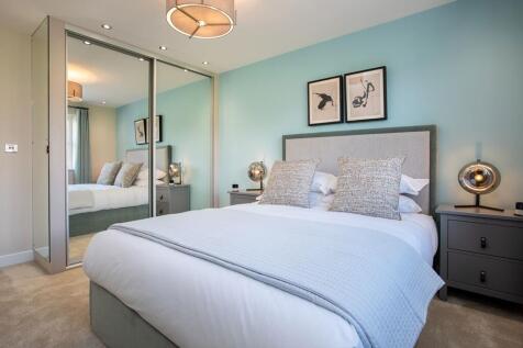 King-size bedroom with space for fitted wardrobes