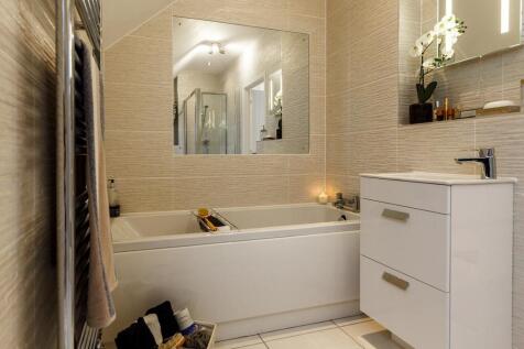 The main bedroom has an en suite bathroom with shower
