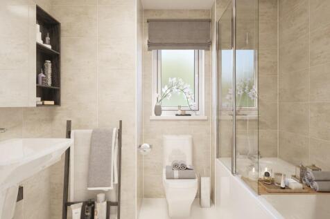 Family-friendly main bathroom