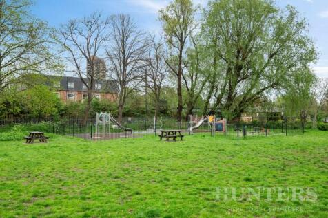 49 Kessock Close N17 9PN-4.jpg