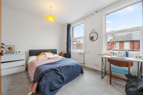 108 Thackeray N17 9EA-No Watermark-2.jpg
