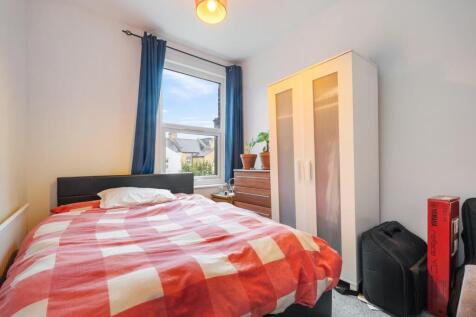 108 Thackeray N17 9EA-No Watermark-3.jpg