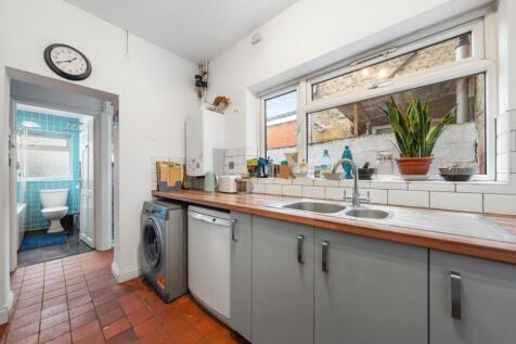 108 Thackeray N17 9EA-No Watermark-7.jpg