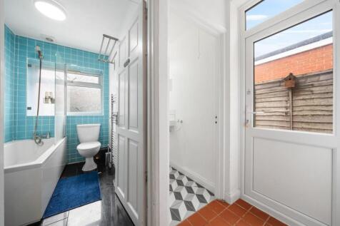 108 Thackeray N17 9EA-No Watermark-9.jpg