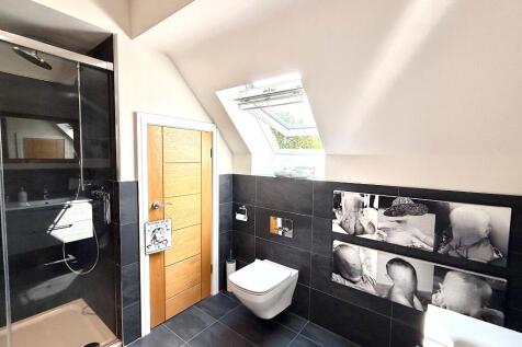 Bed 5 Shower Rm