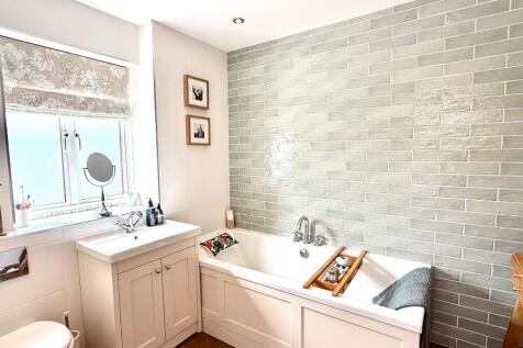 Bed 1 En-suite
