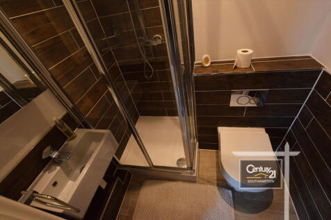 ENSUITE BATHROOM TO MASTER BEDROOM