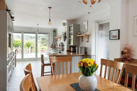Kitchen/Dining Area