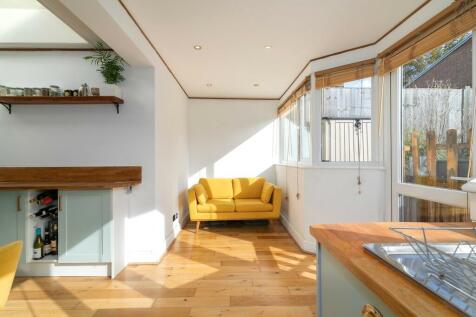 Through Lounge vi...