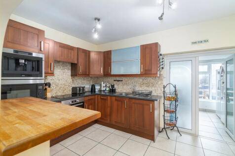 Kitchen dining ar...
