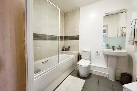 478b76f8-bathroom
