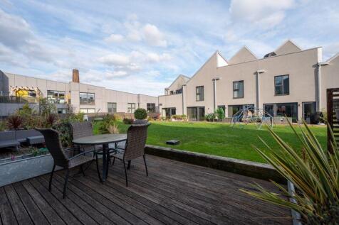 Patio & Communal Gardens