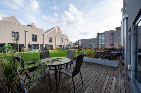 Patio & Communal Gardens