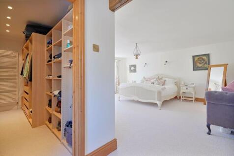 Main Bedroom Walk in Wardrobe 