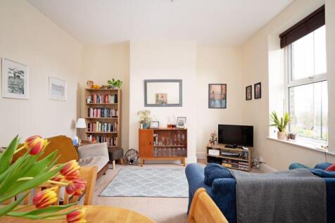Living Room/Bedroom
