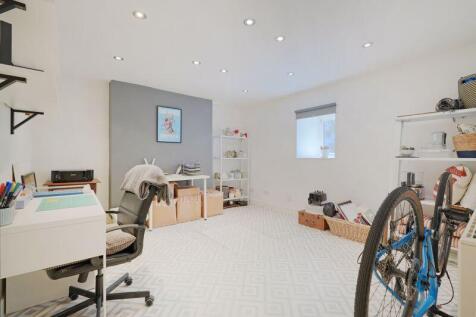 Basement / Bedroom 