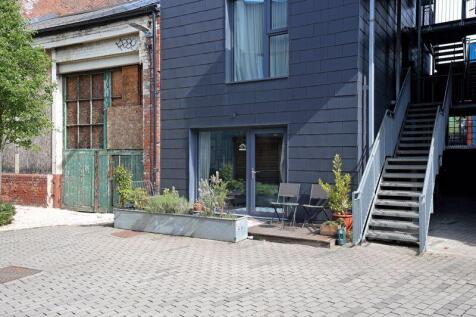 Front View of Property &amp; Terrace 