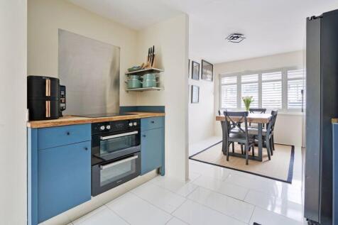 Kitchen  / Dining 