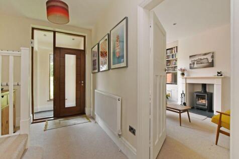 Entrance / Living Room 