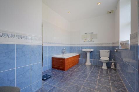Spacious Bathroom
