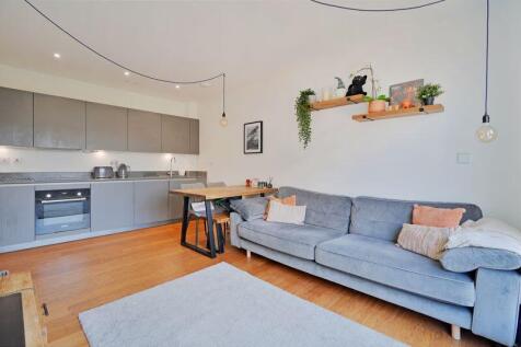 Open Plan Living Area / Kitchen 