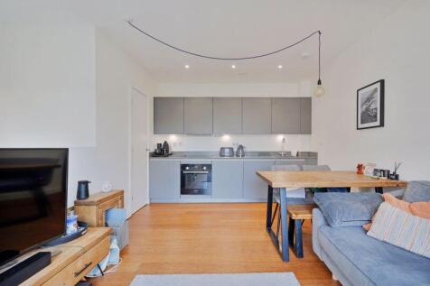 Open Plan Living Area / Kitchen 