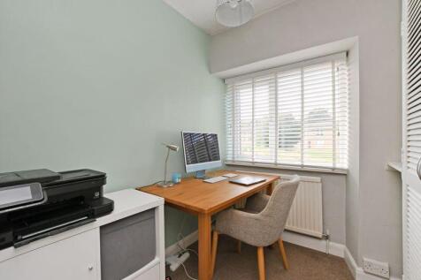Bedroom / Study 